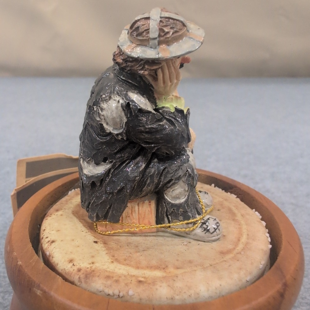 The Emmett Kelly‎ Jr Collection Sad Clown Figurine Exclusively Flambro Sitting - Picture 5 of 7